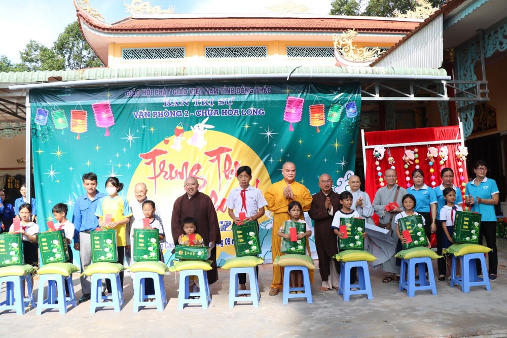 Đồng Tháp: Ban Trị sự Phật giáo tỉnh tổ chức trao quà Trung thu tại Văn phòng đại diện – chùa Hòa Long