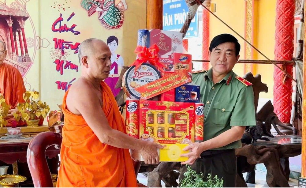 An Giang: Lãnh đạo Ban Giám đốc Công An tỉnh thăm, chúc mừng Sene Đôn ta 2025