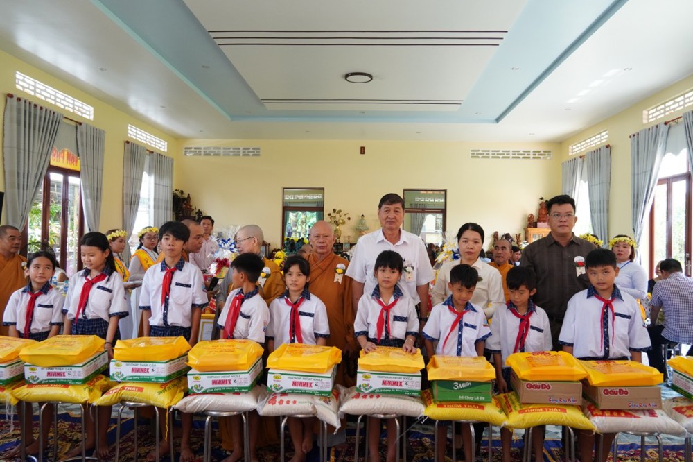 Tây Ninh: Chùa Linh Nghĩa Diệu Pháp  long trọng tổ chức Đại lễ Vu Lan Báo Hiếu và Trao quà từ thiện cho đồng bào nghèo 