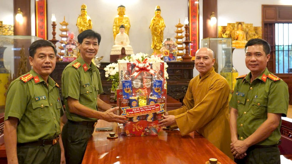 Quảng Ngãi: Lãnh đạo Công an tỉnh thăm, chúc mừng mùa Vu Lan tại chùa Khánh Lâm