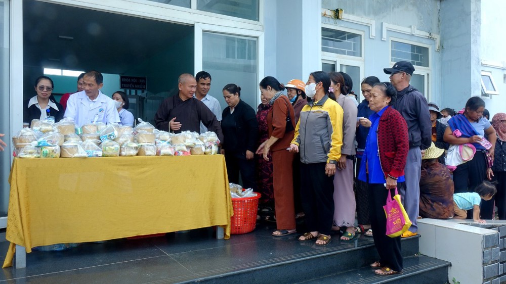 Quảng Ngãi: Chùa Tháp Kỳ Quang trao tặng cơm chay và tịnh tài đến bệnh nhân mùa Vu Lan PL.2569 – DL.2025