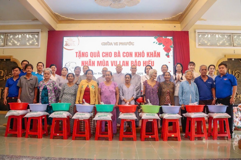 Cần Thơ: Chùa Vi Phước tặng 350 phần quà và tổ chức tiệc ẩm thực chay nhân mùa Vu Lan báo hiếu