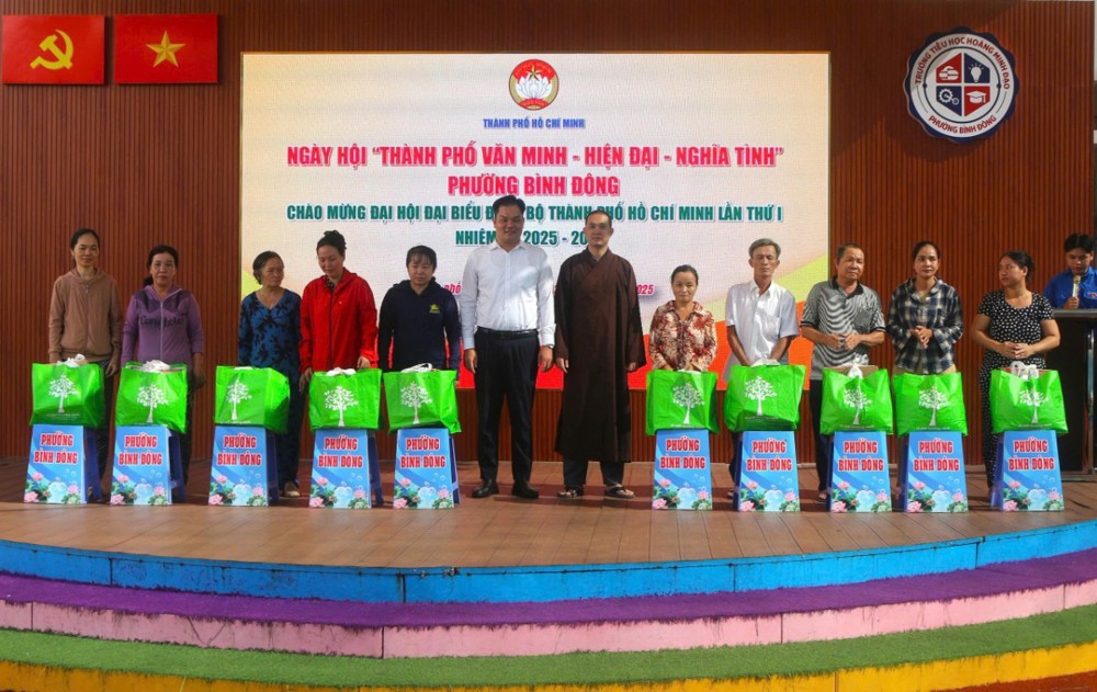 TP.HCM: Chùa Linh Bửu đồng hành cùng Ủy ban MTTQVN phường Bình Đông trao quà cho hộ khó khăn mùa Vu Lan