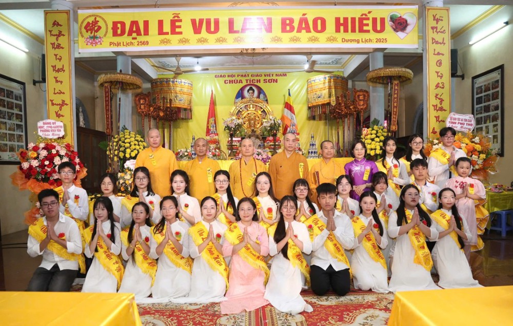 Phú Thọ: Xúc động đêm Vu Lan báo hiếu PL.2569 tại chùa Tích Sơn