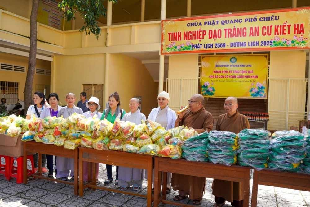 An Giang: Phân ban TTXH Quản lý các cơ sở từ thiện Phật giáo (Ban TTXH TƯ) khám bệnh, trao quà từ thiện tại chùa Phật Quang Phổ Chiếu