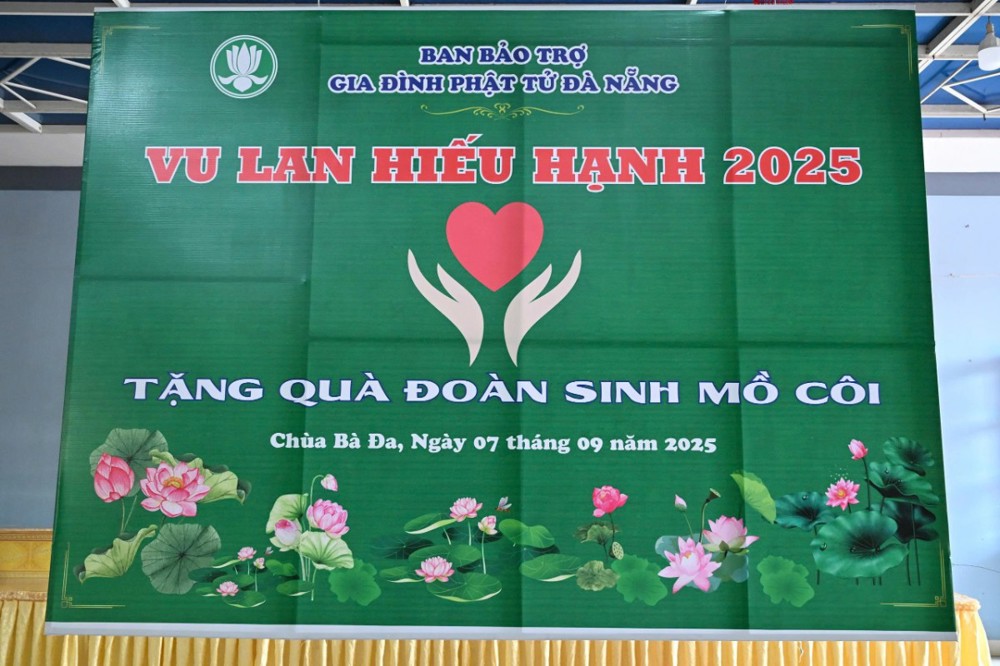 Đà Nẵng: Ban Bảo trợ tặng quà Vu Lan cho đoàn sinh Gia đình Phật tử