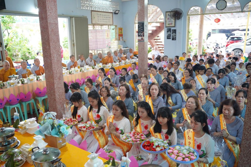 An Giang: Xúc động lễ Vu Lan báo hiếu và dâng y ca-sa tại tịnh xá Ngọc Hòa