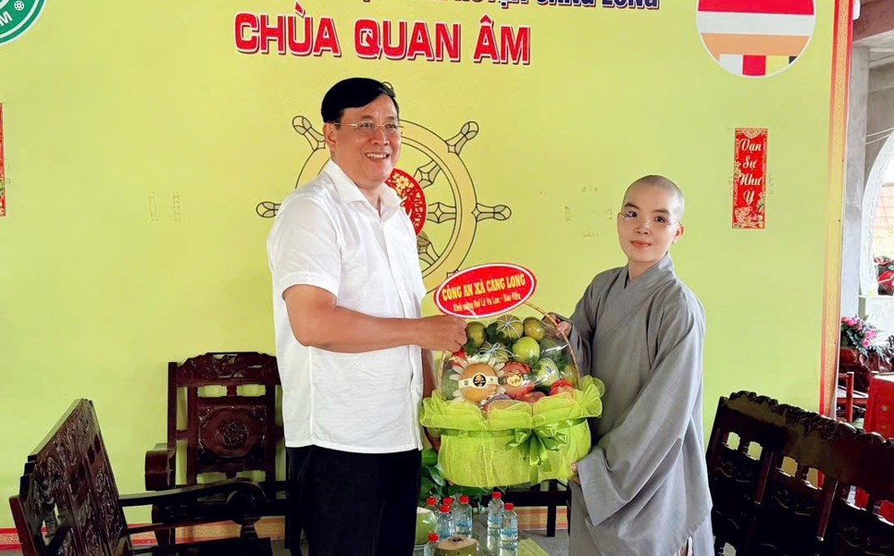 Vĩnh Long: Công an xã Càng Long đến thăm và chúc mừng Đại lễ Vu Lan báo hiếu tại chùa Quan Âm