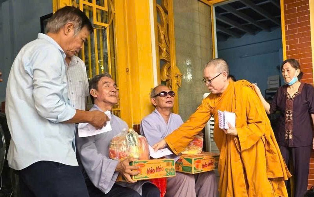 TP.HCM: Tịnh xá Ngọc Sơn trao quà cho người khiếm thị nhân mùa Vu Lan PL.2569
