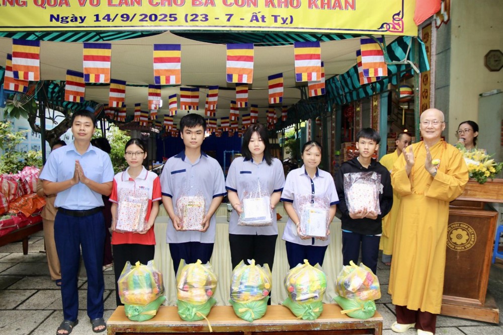 TP.HCM: Chùa Thiên Tôn trao học bổng cho học sinh, sinh viên vượt khó và tặng quà Vu Lan cho bà con khó khăn