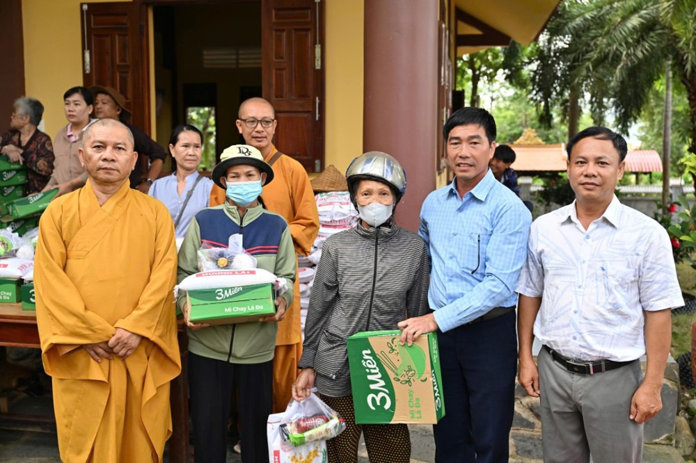 Lâm Đồng: Thiền viện Trúc Lâm Chánh Thiện tặng quà đến bà con khó khăn nhân mùa Vu Lan Phật lịch 2569