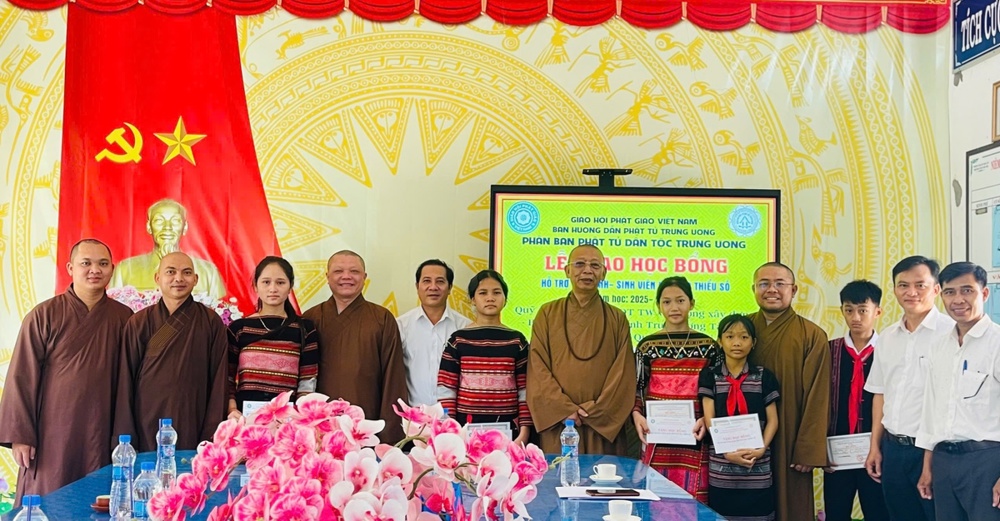 Gia Lai: Phân Ban PTDT TW Tổ chức trao Học bổng cho các em đồng bào dân tộc thiểu số có hoàn cảnh khó khăn tại các xã: Ân Tường, Vân Canh, Vĩnh Thạnh