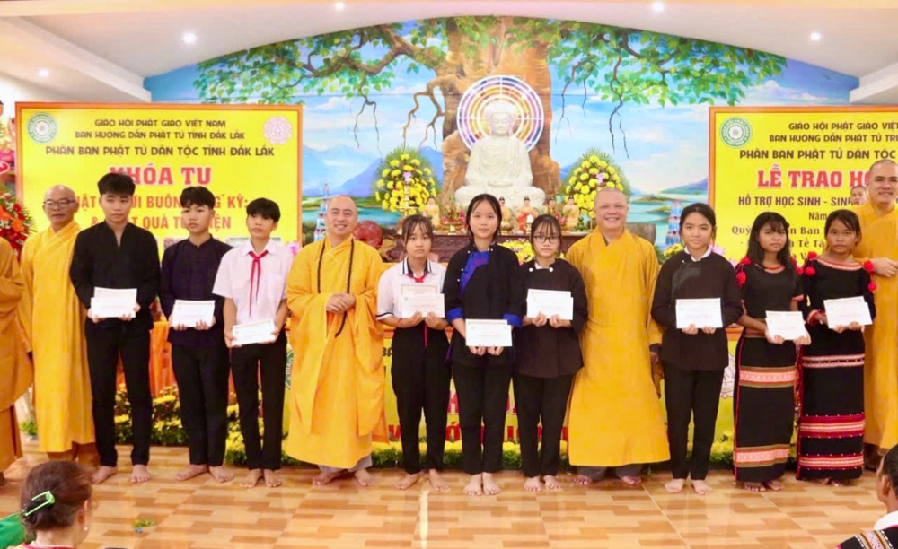 Đăk Lăk: Phân ban PTDT TƯ trao 10 suất học bổng cho các Em học sinh đồng bào  dân tộc 