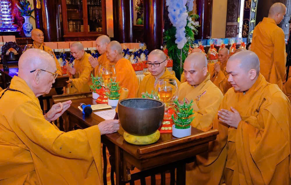 TP.HCM: Tăng Ni tại các trường hạ Phổ Quang, Đại Giác, Kim Sơn tác pháp Tự tứ, kết thúc mùa An cư kiết hạ