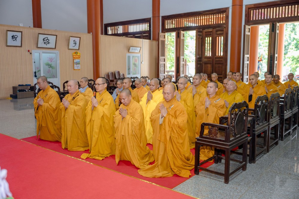 Ban Giám hiệu và Tăng Ni sinh Trường Trung cấp Phật học tỉnh Đồng Nai vấn an Trưởng lão Hòa thượng Thích Thiện Nhơn