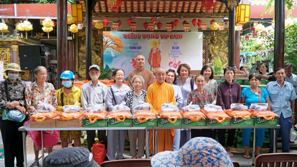 TP.HCM: Chùa Giác Tánh trao 500 phần quà Vu Lan đến người dân khó khăn