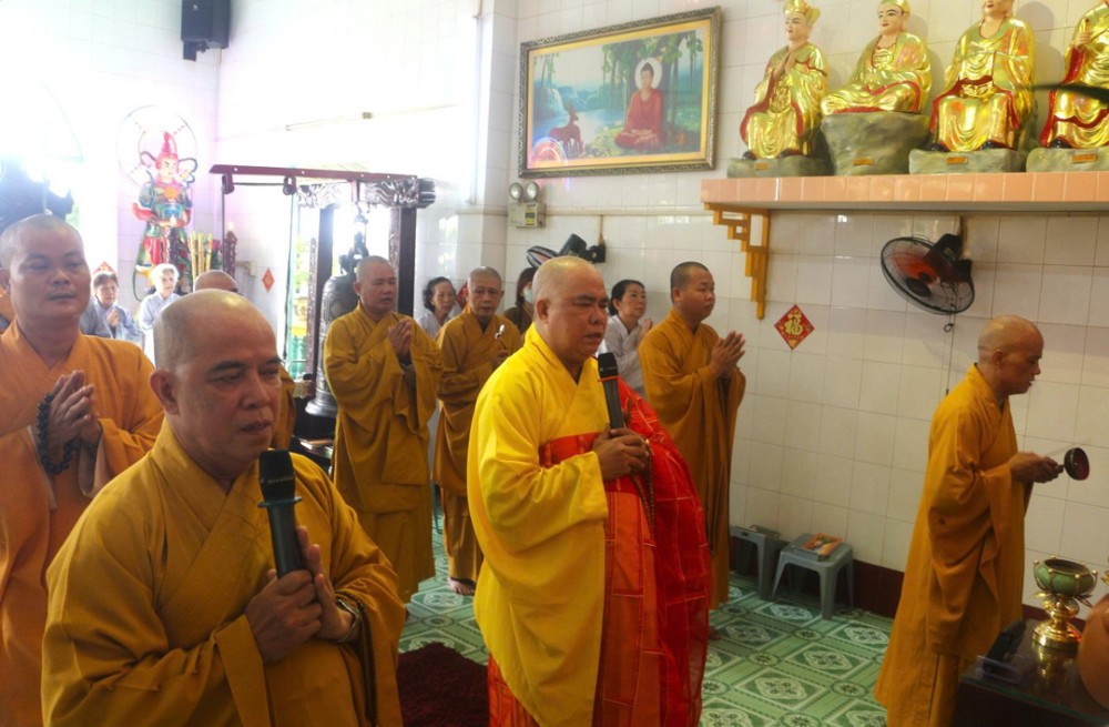 TP.HCM: Chùa Long Vân dâng pháp y và trao quà cho người dân khó khăn mùa Vu Lan