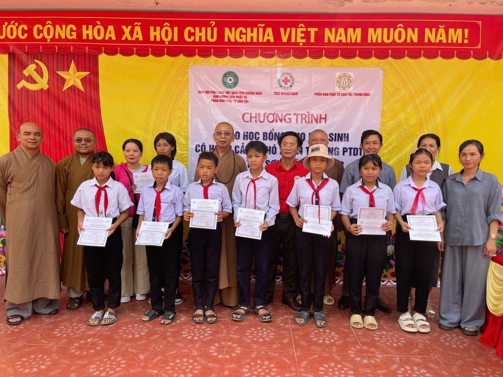 Quảng Ngãi: Phân ban PTDT TƯ trao học bổng cho 10 Em học sinh có hoàn cảnh khó khăn tại Trường PTDTBT THCS Trà Sơn , xã Trà Bồng