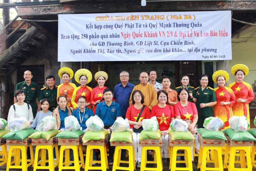 TP.HCM: Chùa Huyền Trang trao 250 phần quà nhân mùa Vu Lan và lễ Quốc khánh 2/9