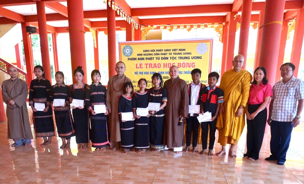 Gia Lai: Lễ trao học bổng của Phân ban Phật tử Dân tộc Trung ương cho 10 Em học sinh dân tộc thiểu số