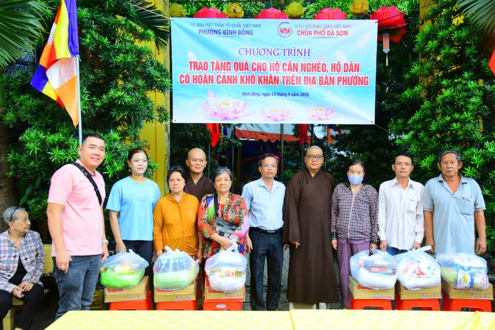 TP.HCM: Chùa Phổ Đà Sơn trao quà Vu Lan đến người dân khó khăn