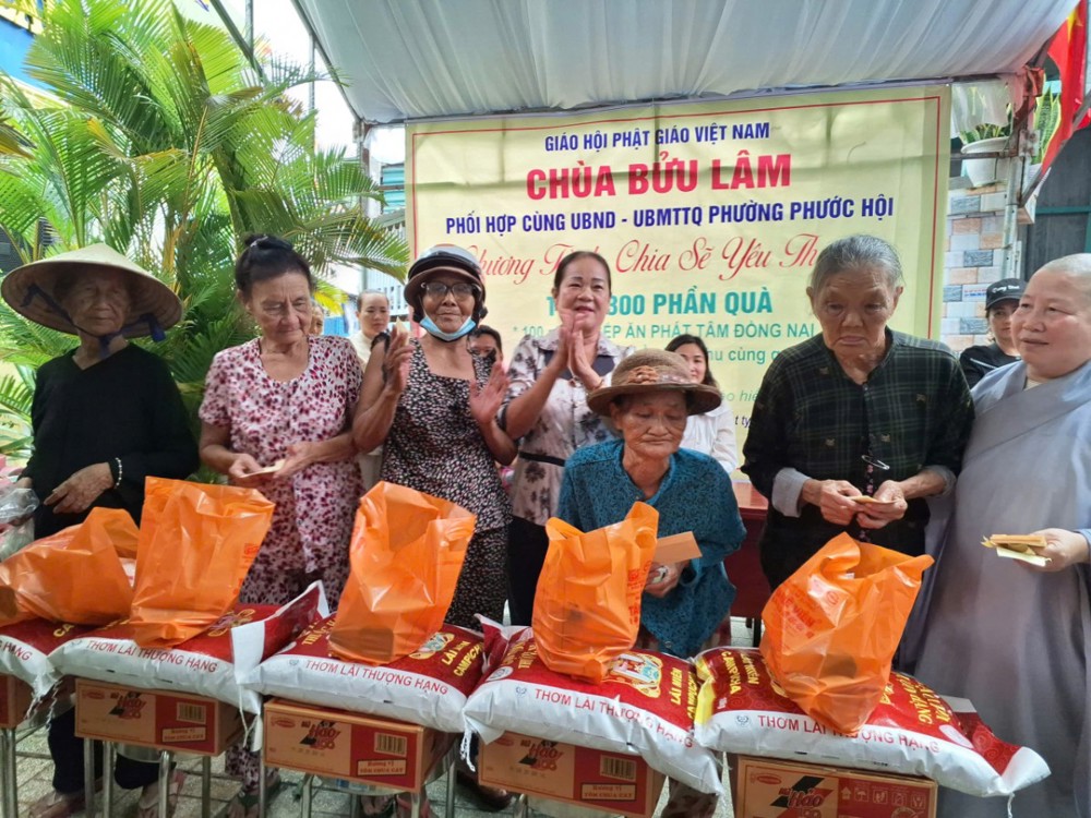 Lâm Đồng: Chùa Bửu Lâm tặng quà đến bà con có hoàn cảnh khó khăn nhân mùa Vu lan Phật lịch 2596