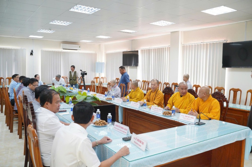 Cà Mau: Thượng tọa Thích Phước Nguyên trao tặng 20.000 quyển tập cho các em học sinh tỉnh Cà Mau