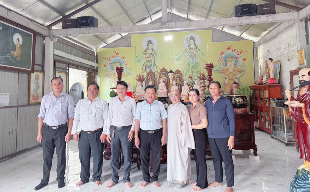 Vĩnh Long: Lãnh đạo xã Càng Long thăm và chúc mừng mùa Vu Lan tại chùa Quan Âm