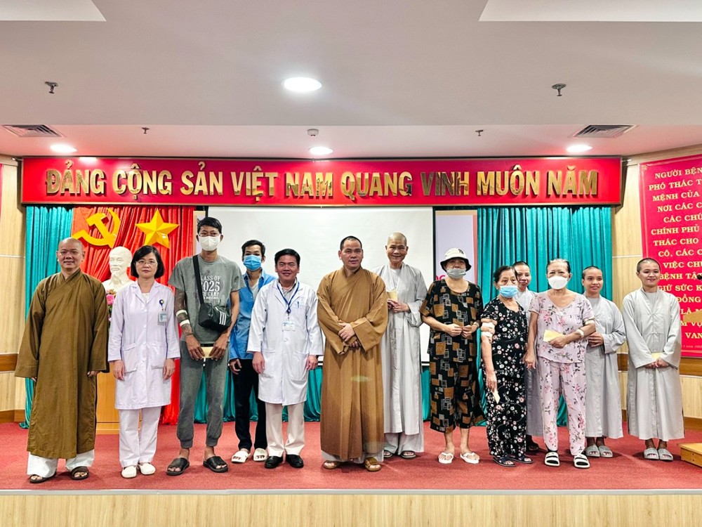 TP.HCM: Ni trưởng Thích Nữ Tâm Nguyệt trao 100 phần quà từ thiện đến bệnh nhân lọc thận tại Bệnh viện Đa khoa Vũng Tàu