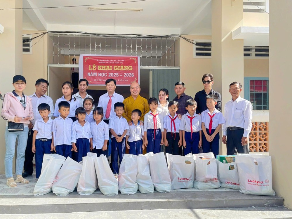 Phật giáo Cần Thơ trao quà khai giảng - Tình người trong mùa hiếu hạnh