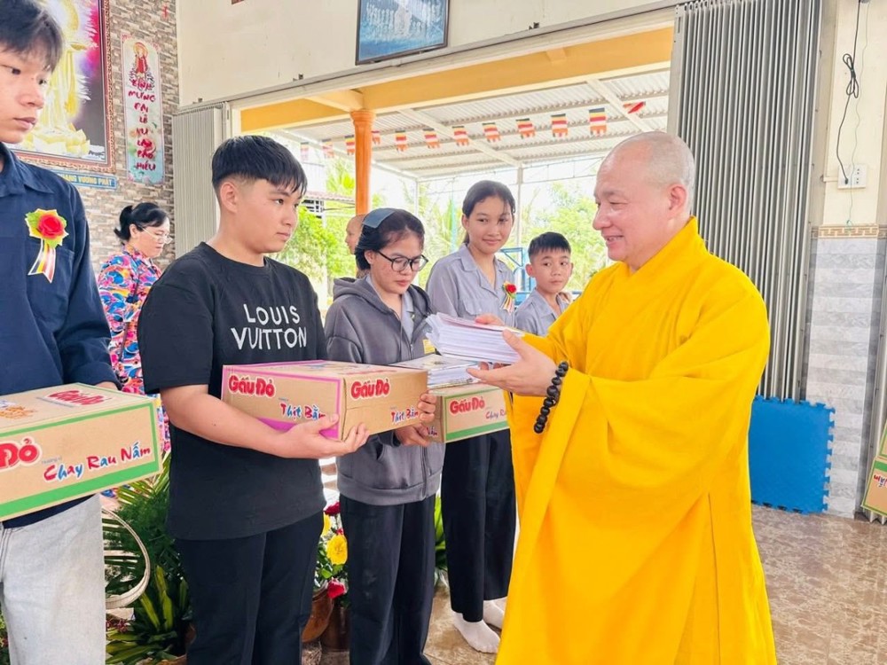 Cà Mau: Chùa Bảo Tạng (xã Lương Thế Trân) trang nghiêm tổ chức Đại lễ Vu Lan và trao tặng quà cho bà con khó khăn tại 3 điểm trên địa bàn