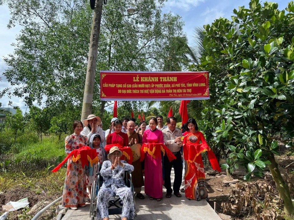 Vĩnh Long: Phân ban Từ thiện Đối ngoại và Quan hệ Quốc tế khánh thành, bàn giao nhiều hạng mục công trình cầu – đường giao thông nông thôn