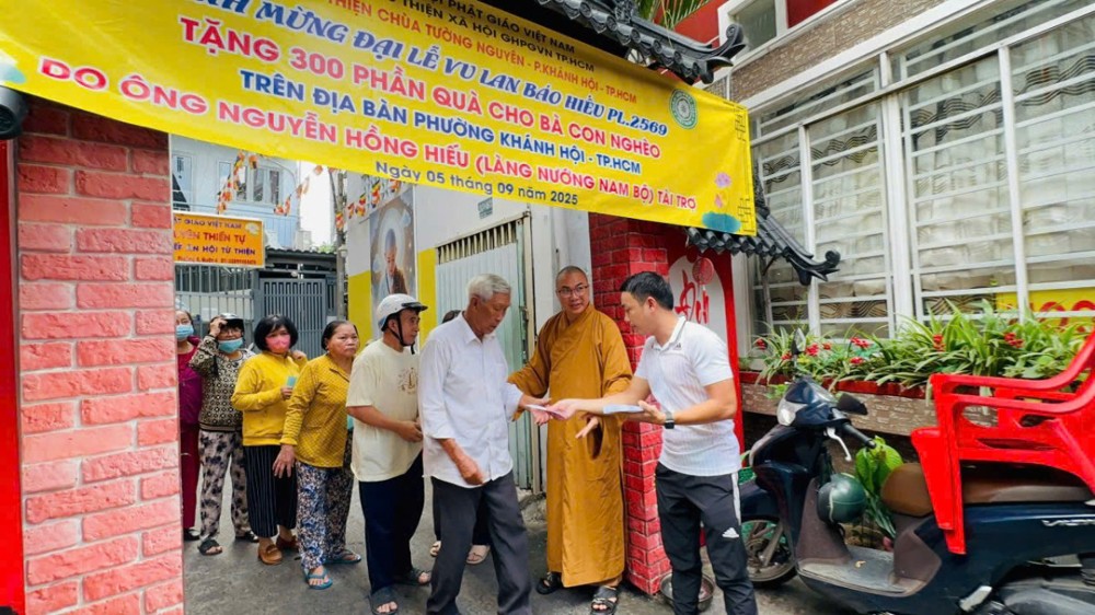 TP.HCM: Hội Từ thiện chùa Tường Nguyên tặng quà Vu Lan cho bà con khó khăn