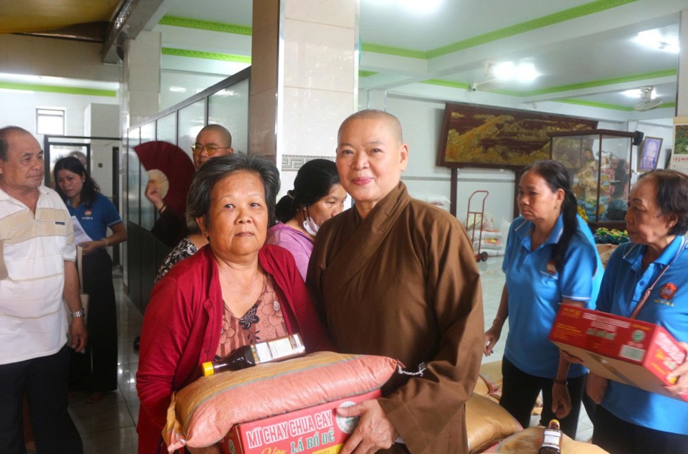 TP.HCM: Chùa Quan Âm trao quà Vu Lan đến bà con khó khăn tại phường Phú Định