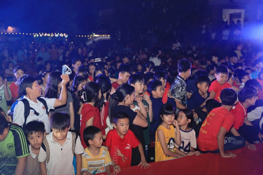 Điện Biên: Hàng trăm em nhỏ vui Tết Trung thu tại chùa Linh Quang