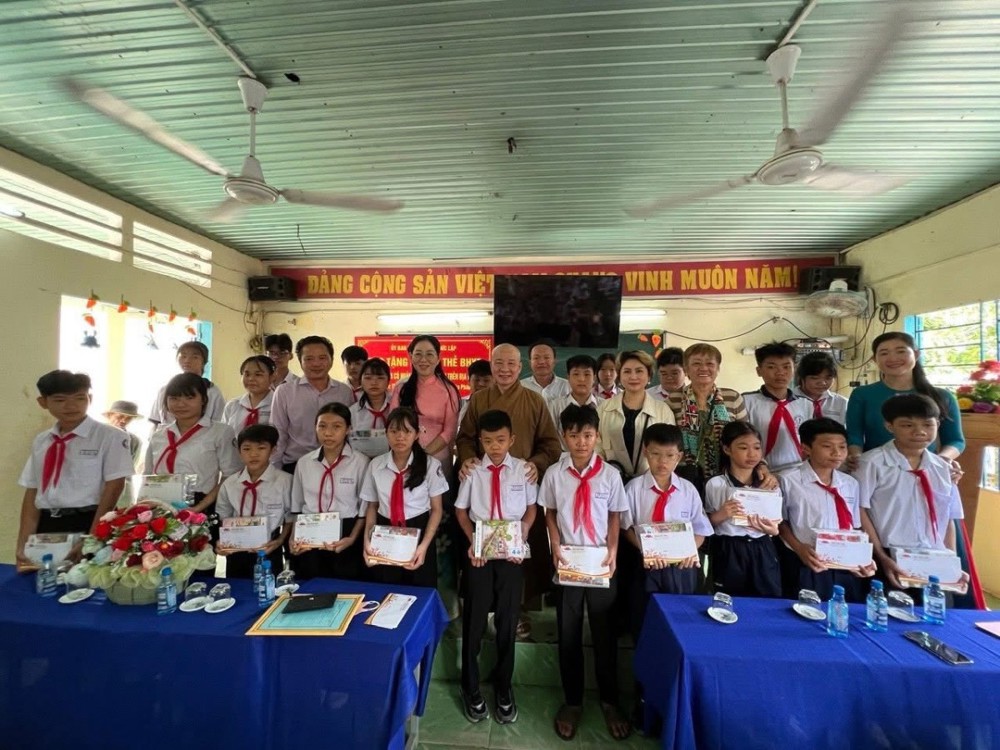 Tây Ninh: Chùa Pháp Tạng trao tặng học bổng và bảo hiểm cho học sinh, sinh viên khó khăn