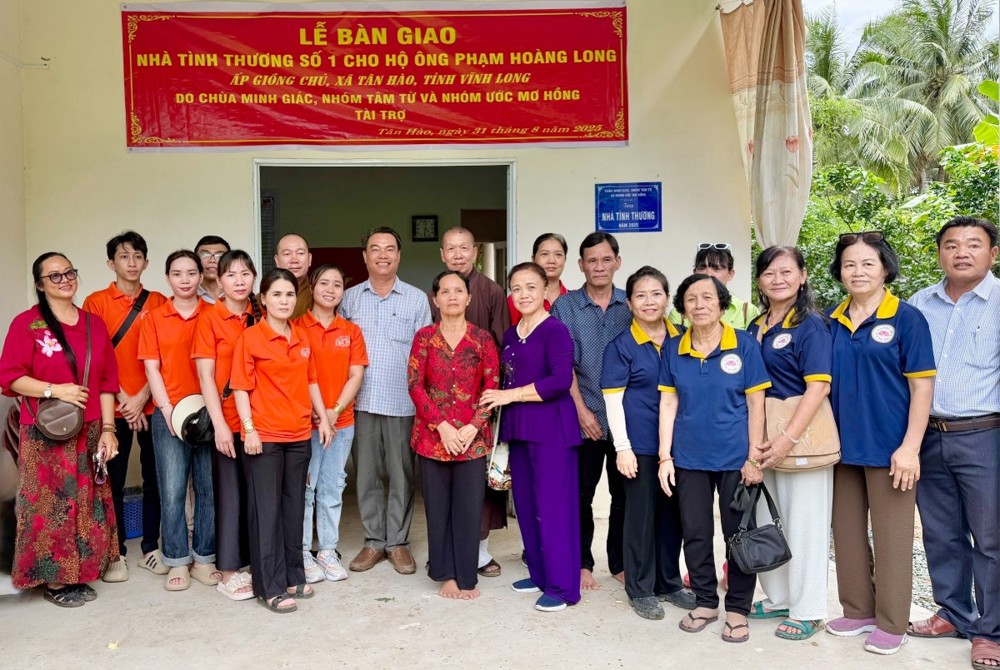 Chùa Minh Giác (TP.HCM) bàn giao 2 căn nhà tình thương tại tỉnh Vĩnh Long
