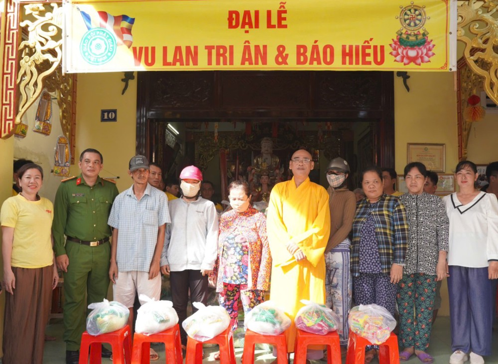 An Giang: Chùa Bửu Kim trao 600 phần quà cho bà con khó khăn khu phố 4