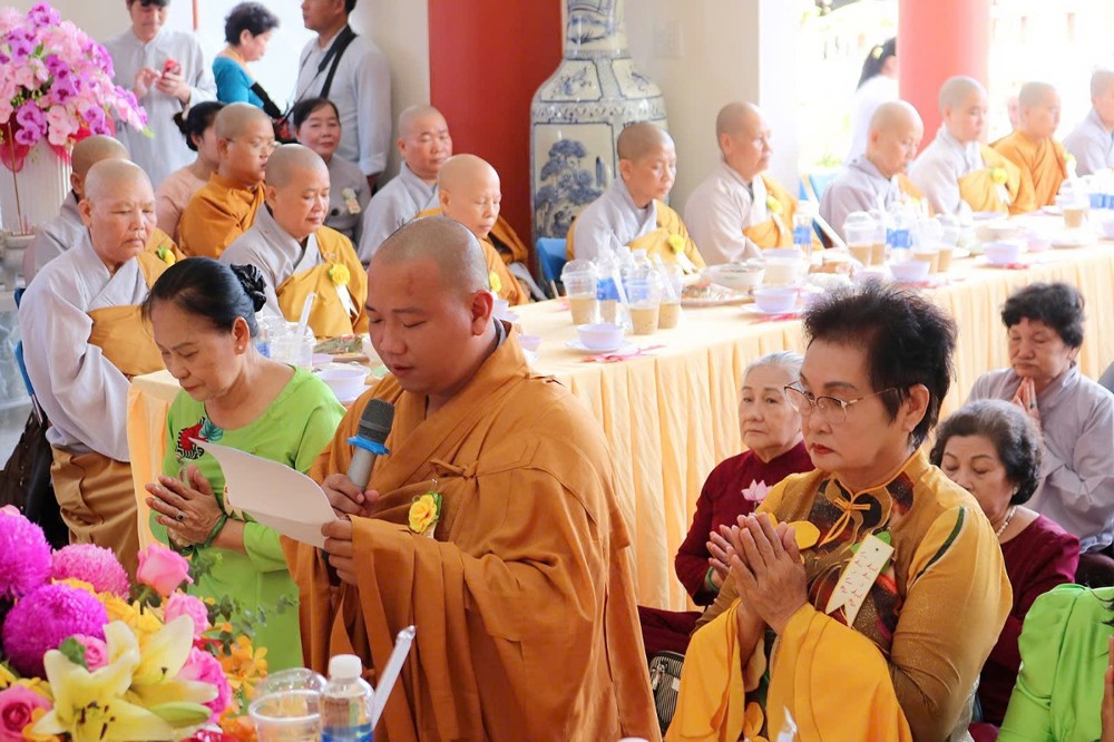 Vĩnh Long: Lễ an vị Tam Thế Phật và Dâng cúng Pháp y tại chùa Long Bửu 