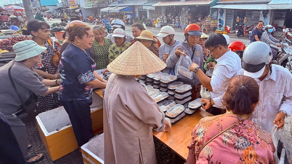 Cà Mau: Chùa Liên Hoa trao 300 phần cơm nghĩa tình nhân mùa Vu Lan báo hiếu
