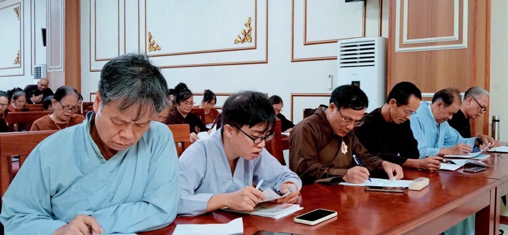 Phú Thọ: Học viên lớp Giáo lý Phật tử hoàn thành bài thi giữa khóa trong khóa tu “Một ngày an lạc”