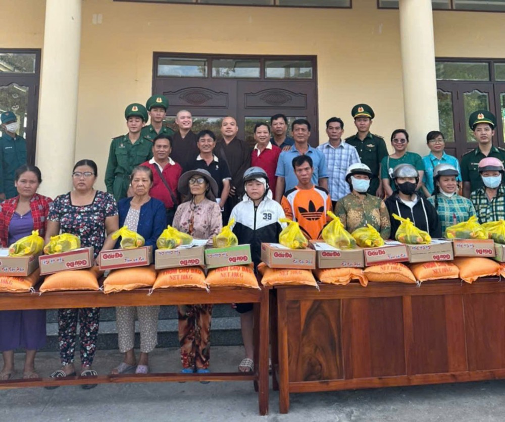 An Giang: Chùa Vĩnh Hưng tặng quà cho người nghèo tại xã Ba Chúc