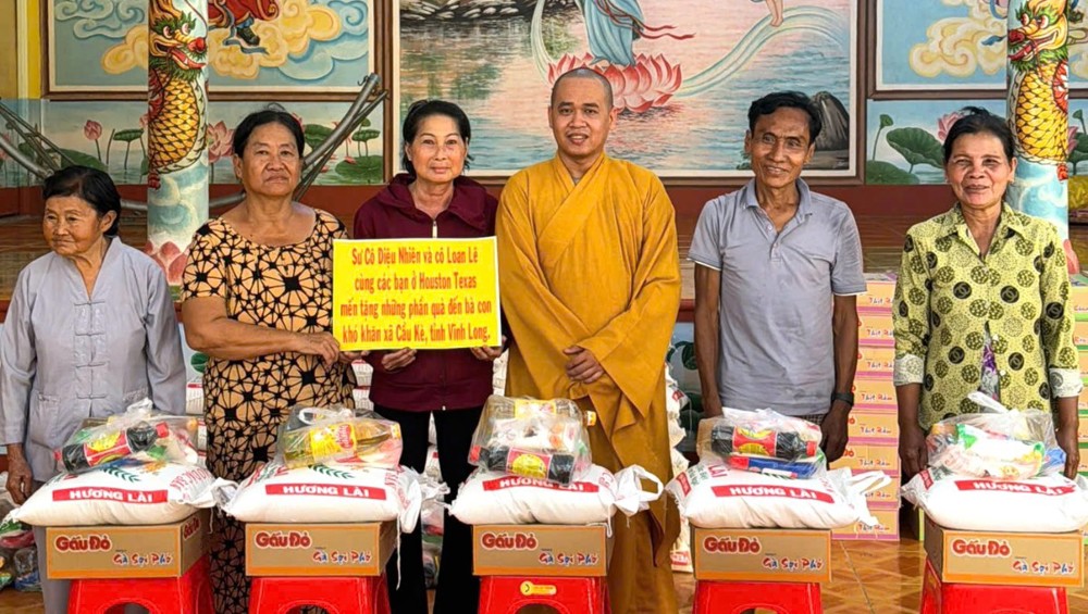 Vĩnh Long: Chùa Vạn Hòa tổ chức phát quà từ thiện nhân mùa Vu Lan báo hiếu