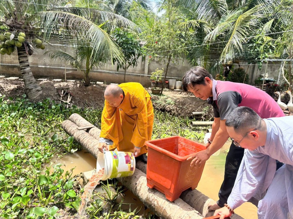Tổ đình Vạn Thọ và chùa Kim Thiền (TP.HCM) tổ chức trao quà, phóng sanh trên sông Tiền nhân mùa Vu Lan