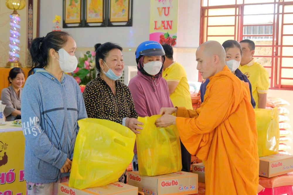 An Giang: Tịnh xá Ngọc Sơn trao 300 phần quà mùa Vu lan, gửi gắm yêu thương đến bà con khó khăn