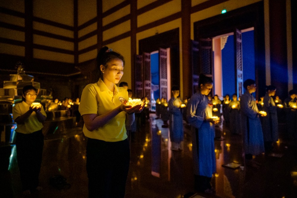 Hàng ngàn ánh nến tri ân tỏa sáng trong tiết trời Vu Lan