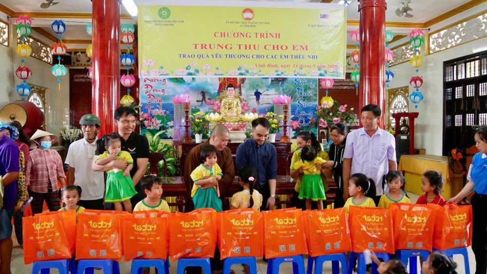 Đồng Tháp: Chùa Linh Sơn kết hợp Tập đoàn IMC tặng quà cho các em học sinh và các hoàn cảnh khó khăn nhân dịp Tết Trung thu