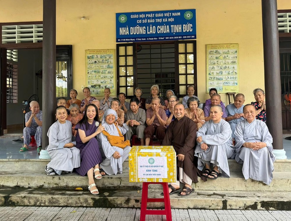 Trao yêu thương mùa Vu Lan: Ban Từ thiện GHPGVN TP Huế chăm lo người già neo đơn và trẻ em khó khăn