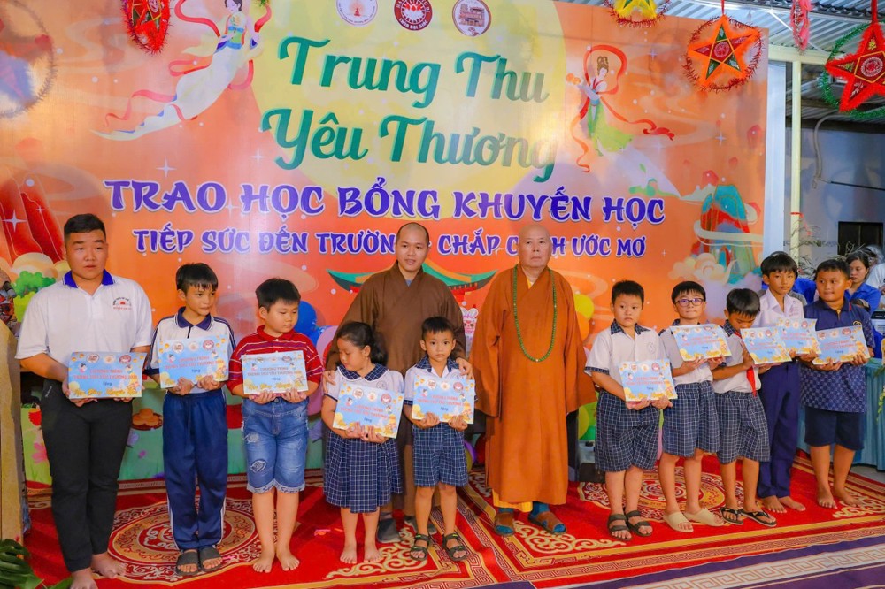 Đồng Tháp: Trung thu yêu thương tại chùa Phước An – Chấp cánh ước mơ cho Thiếu nhi vùng ven biển