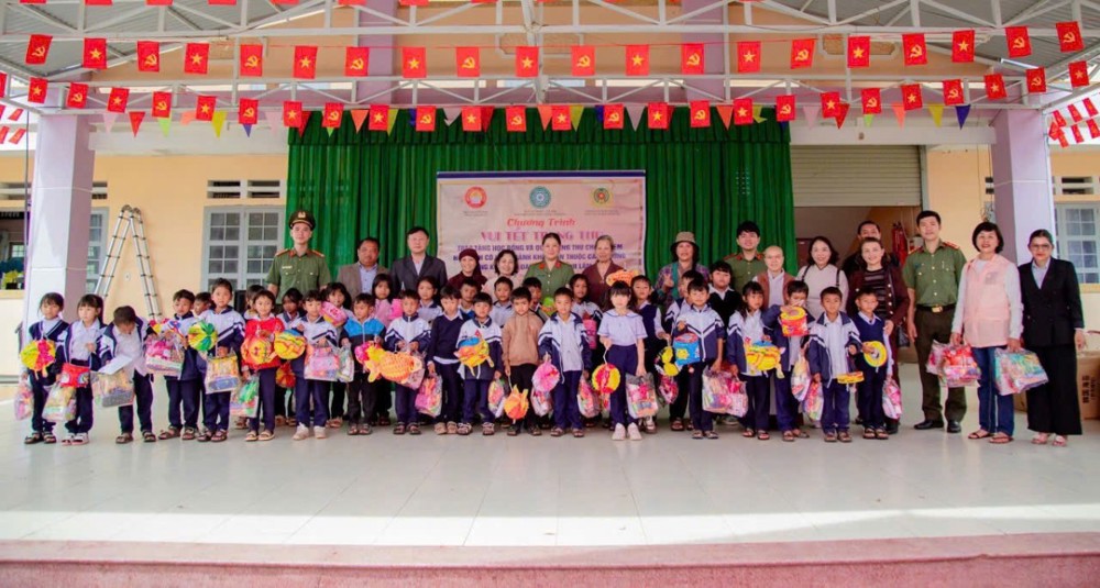 Lâm Đồng: Ban Từ thiện Xã hội Phật giáo tặng học bổng và quà Trung thu cho 700 học sinh xã Đam Rông 4